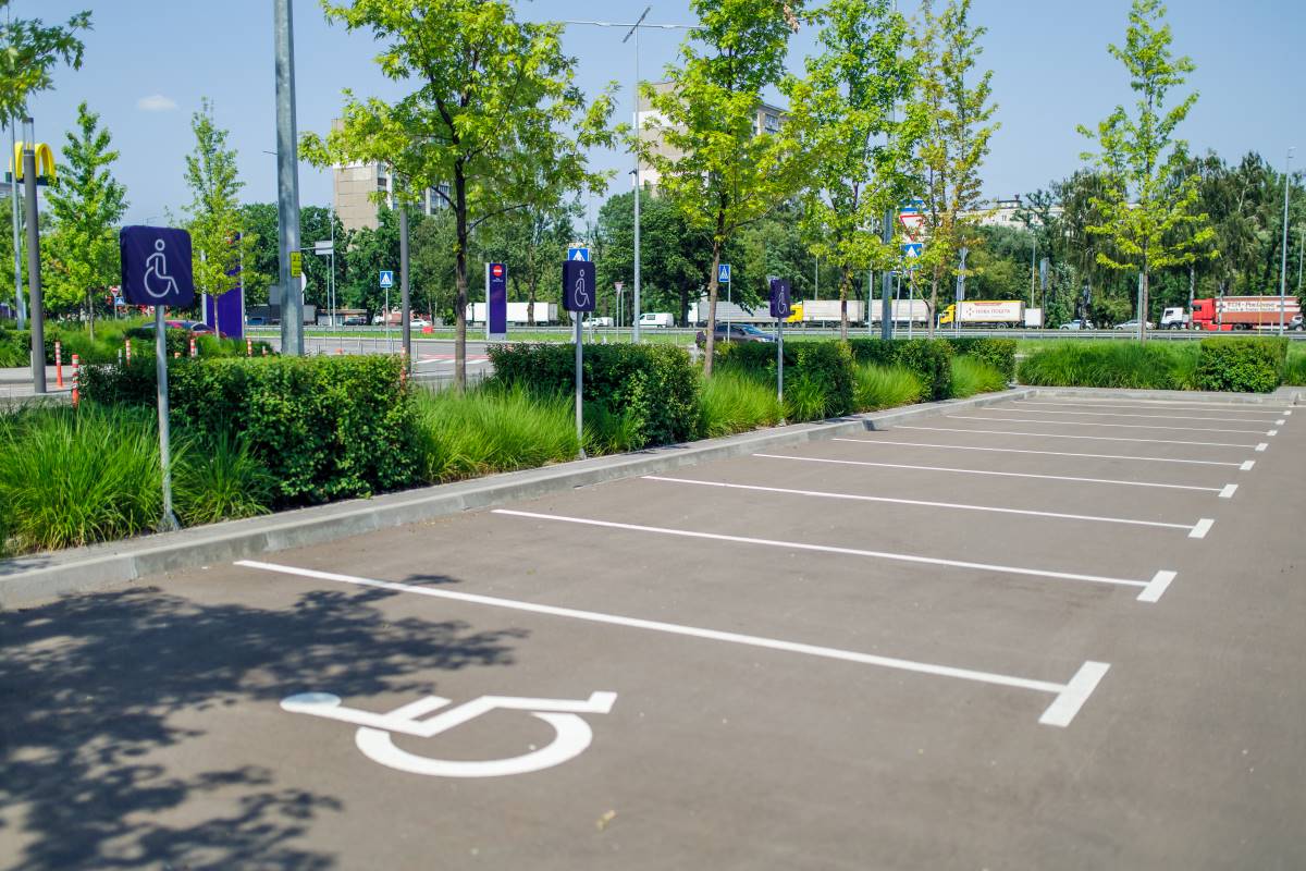 Parkeerkaart voor personen met een handicap: Lege parkeerplaatsen voor gehandicapten, heldere dag