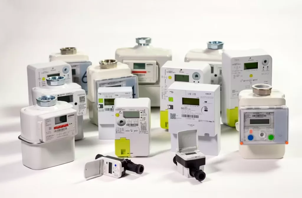 Een Vlaamse eigenaar bekijkt zijn nieuwe digitale meter na installatie door Fluvius.