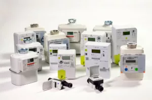 Een Vlaamse eigenaar bekijkt zijn nieuwe digitale meter na installatie door Fluvius.