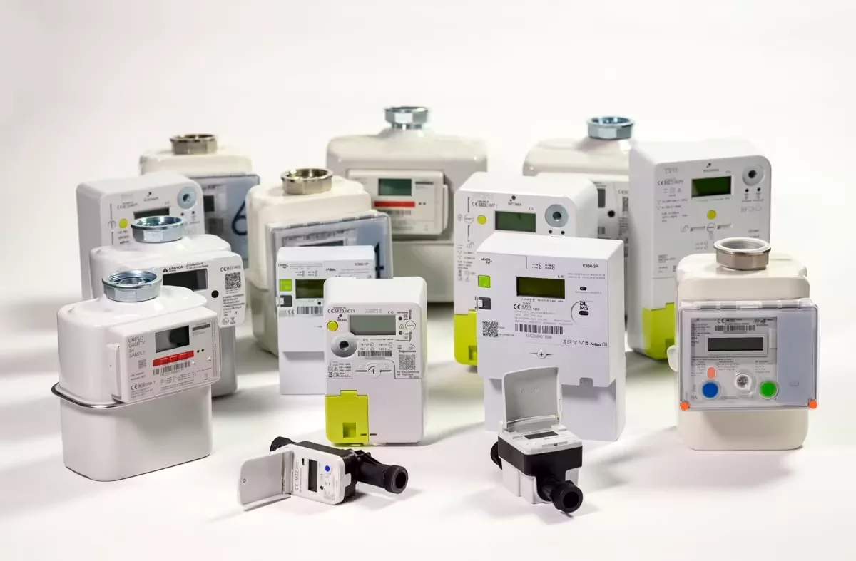 Een Vlaamse eigenaar bekijkt zijn nieuwe digitale meter na installatie door Fluvius.